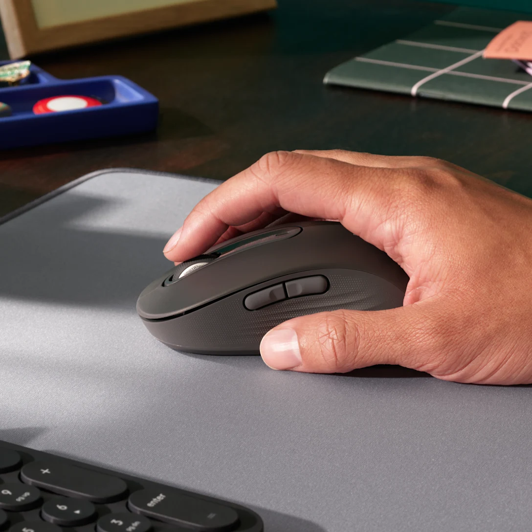 Logitech M650 L Wireless Mouse left-handed ergonomic design use view